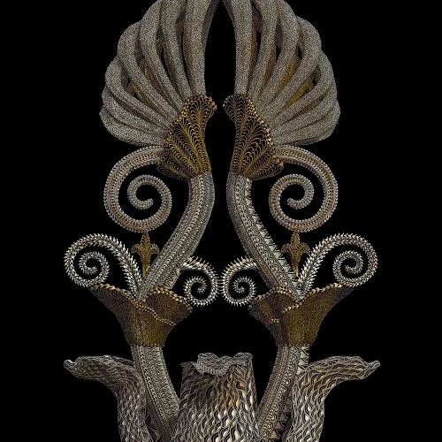 Λεπτομερές ψηφιακό σχέδιο με zentangle μοτίβα, χρυσές οργανικές σπείρες και ανάγλυφη μεταλλική υφή που θυμίζει περίτεχνο κιονόκρανο ή ανθέμιο σε μαύρο φόντο.